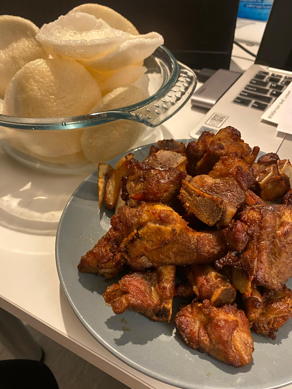 外酥里嫩的油炸排骨