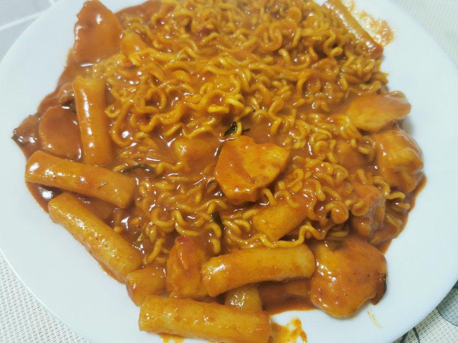 芝士拉面炒年糕—韩国街边美食改良版