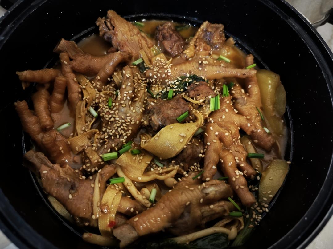 软糯入味的《鸡翅鸡爪煲》