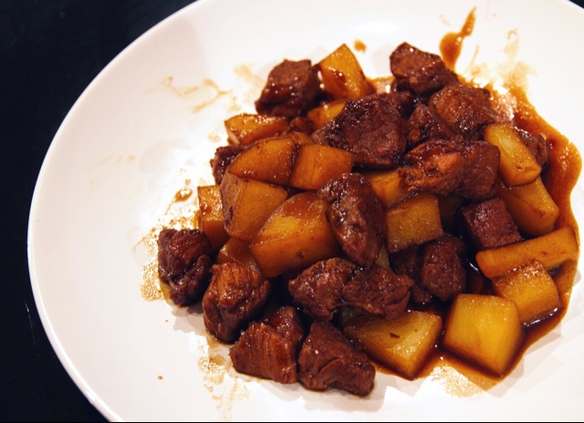 吃着碗里望着锅里的红烧肉