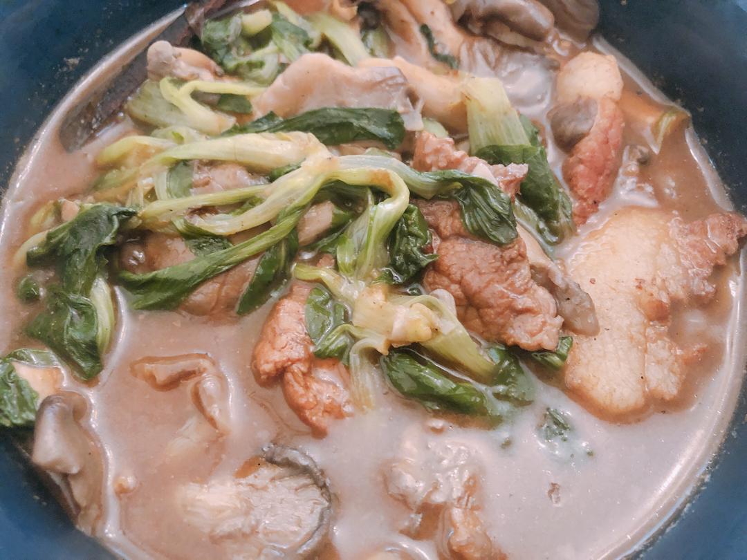 猪肉炖蘑菇青菜