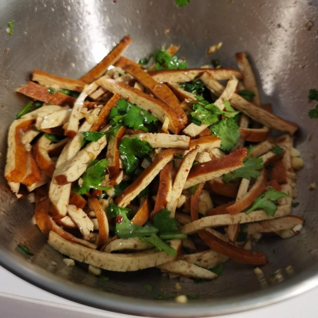 凉拌豆腐干(凉拌菜通用，宝贝儿子“念念不忘”之二,他喜欢的“微微辣”级别)