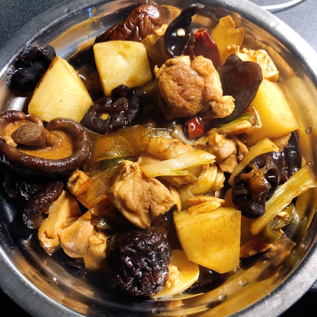 鸡肉蘑菇炖宽粉Stewed Chicken with Glass Noodles
