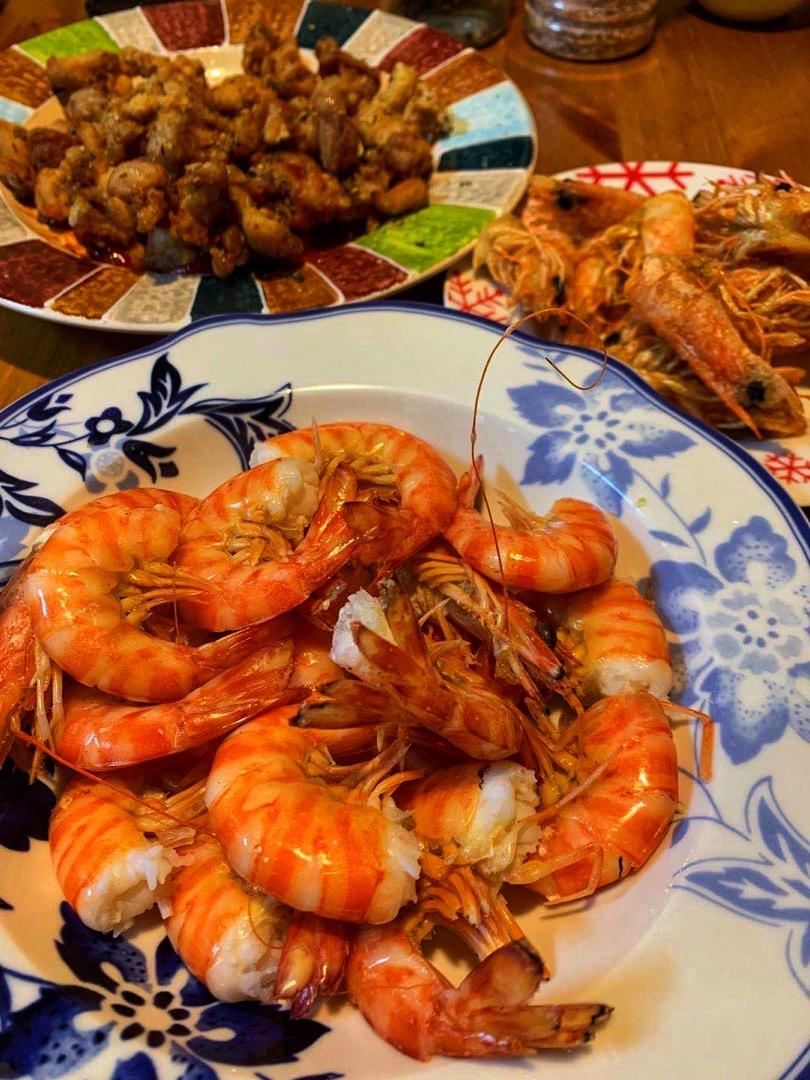 花式摆盘的鲜甜白灼虾