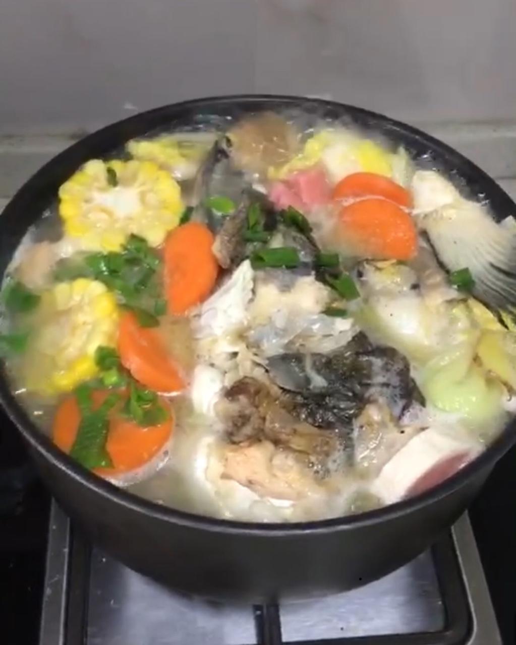 三文鱼头菌菇汤