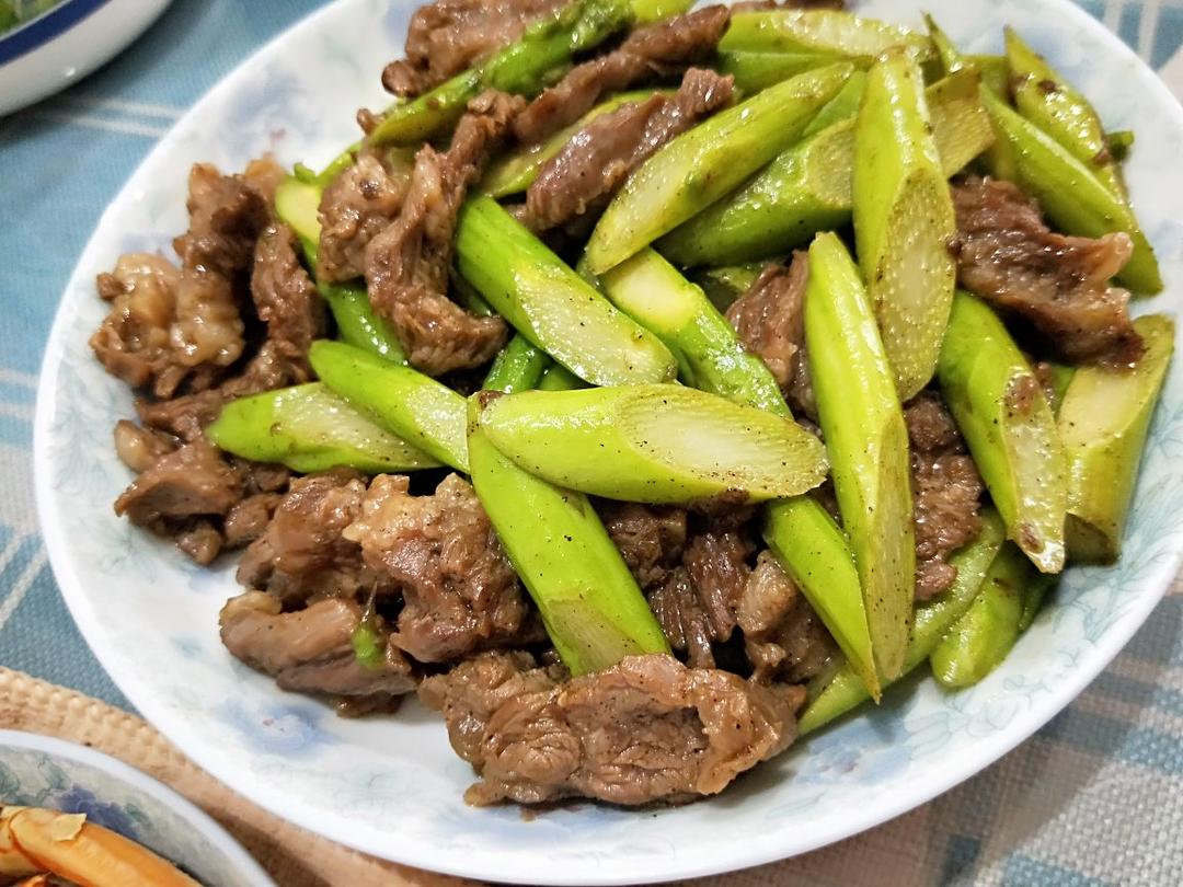 玉米棒子520做的黑椒牛肉炒芦笋