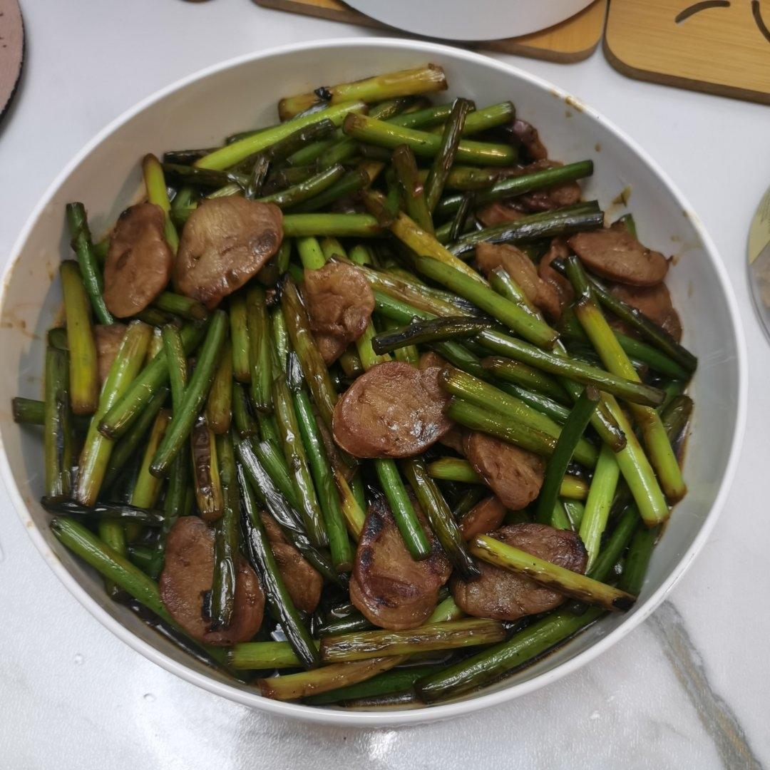 超好吃的腊肠炒蒜苔