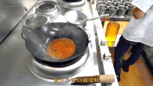 厨师长教你：“大蒜烧鲶鱼”的家常做法，口感细腻味道非常鲜美的做法 步骤13