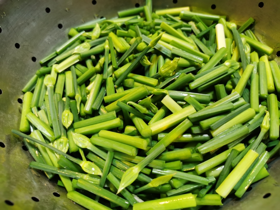 韭菜花炒薄壳米的做法 步骤3