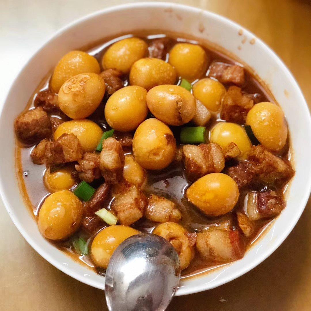 加了鹌鹑蛋后，这盘红烧肉，美味的逆天啦——鹌鹑蛋烧肉（孔瑶食谱）