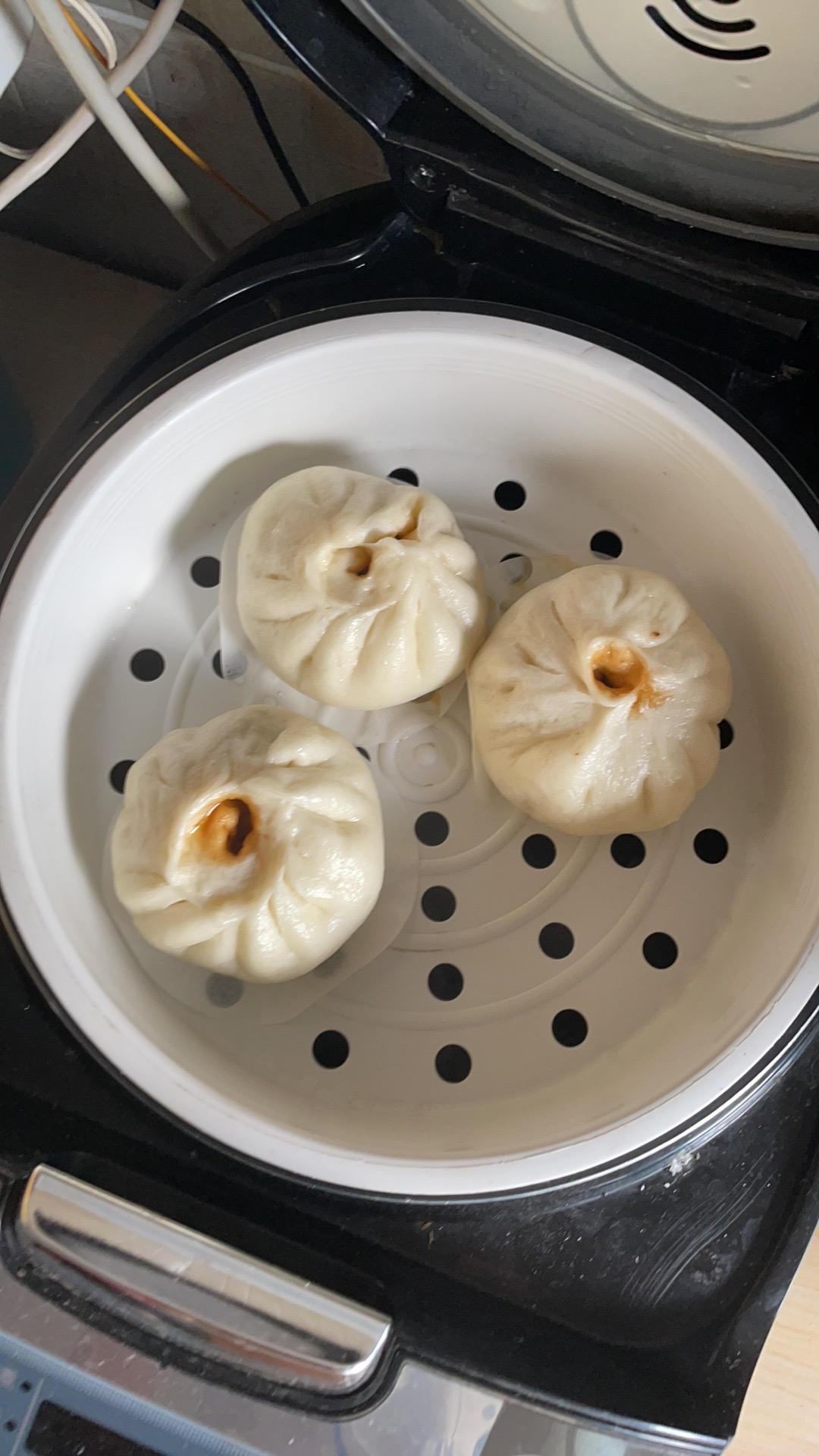 云朵般松软爆浆蜜汁叉烧包