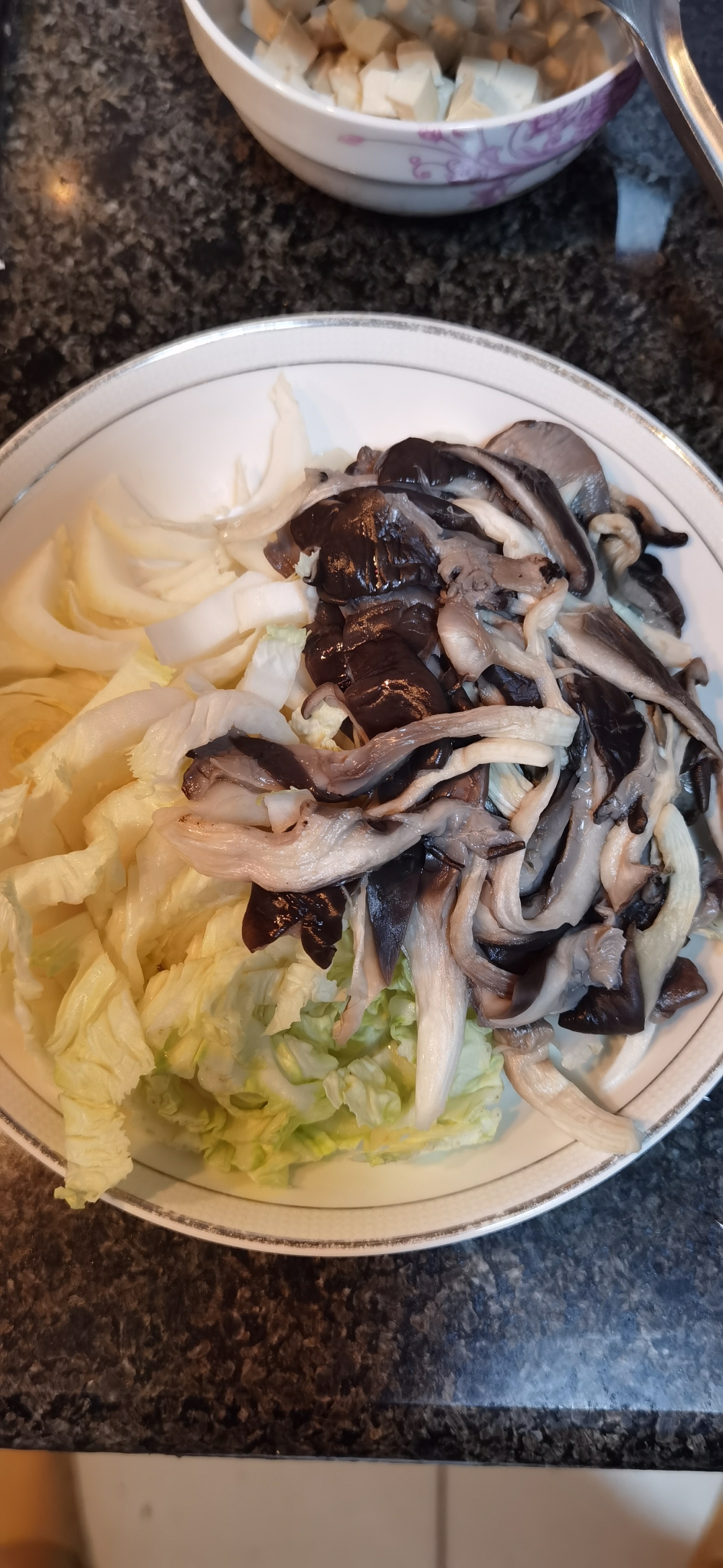 蘑菇炒白菜的做法 步骤3