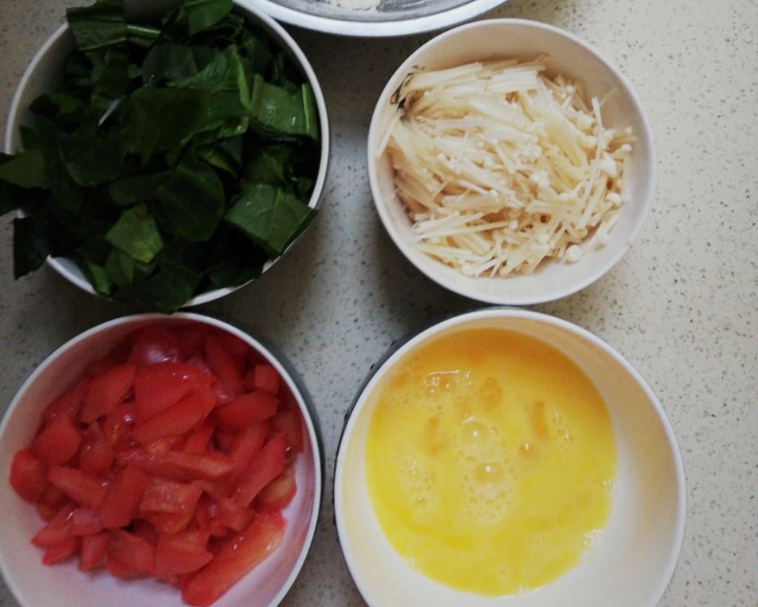 西红柿菠菜金针菇疙瘩汤，简单营养方便，好吃！的做法 步骤2