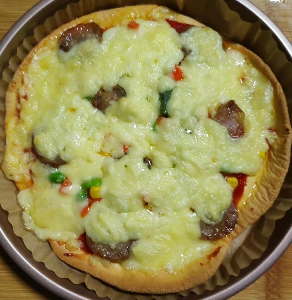 自制披萨饼皮~~比买的好吃百倍的披萨饼皮，外酥内软奶香味儿浓郁，直接吃都超级美味