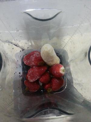 香蕉草莓冰沙的做法 步骤2