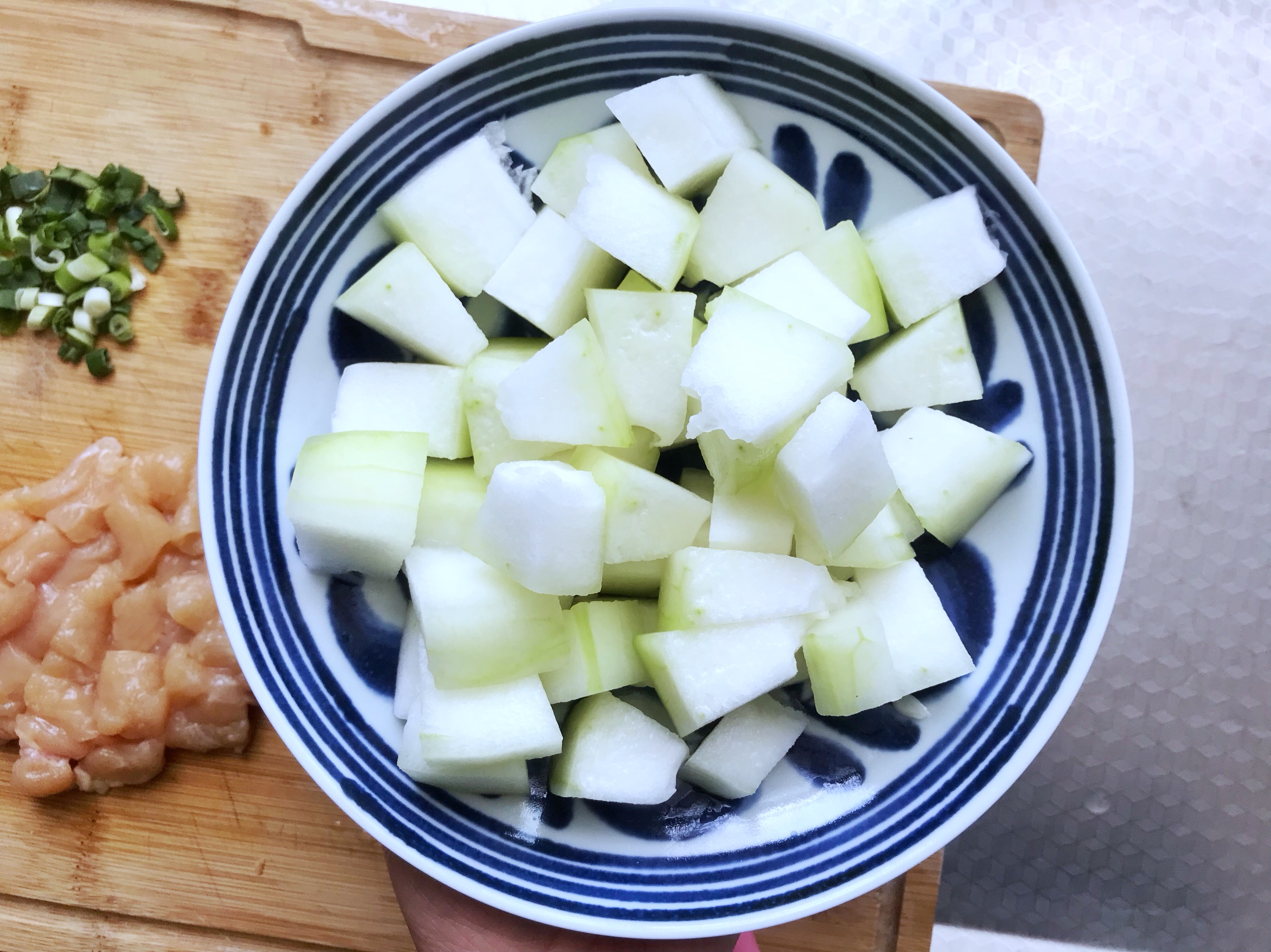 【适合减肥期间吃的菜】无油鸡胸肉焖冬瓜的做法 步骤3