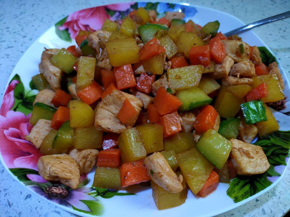 黄瓜土豆鸡肉胡萝卜丁