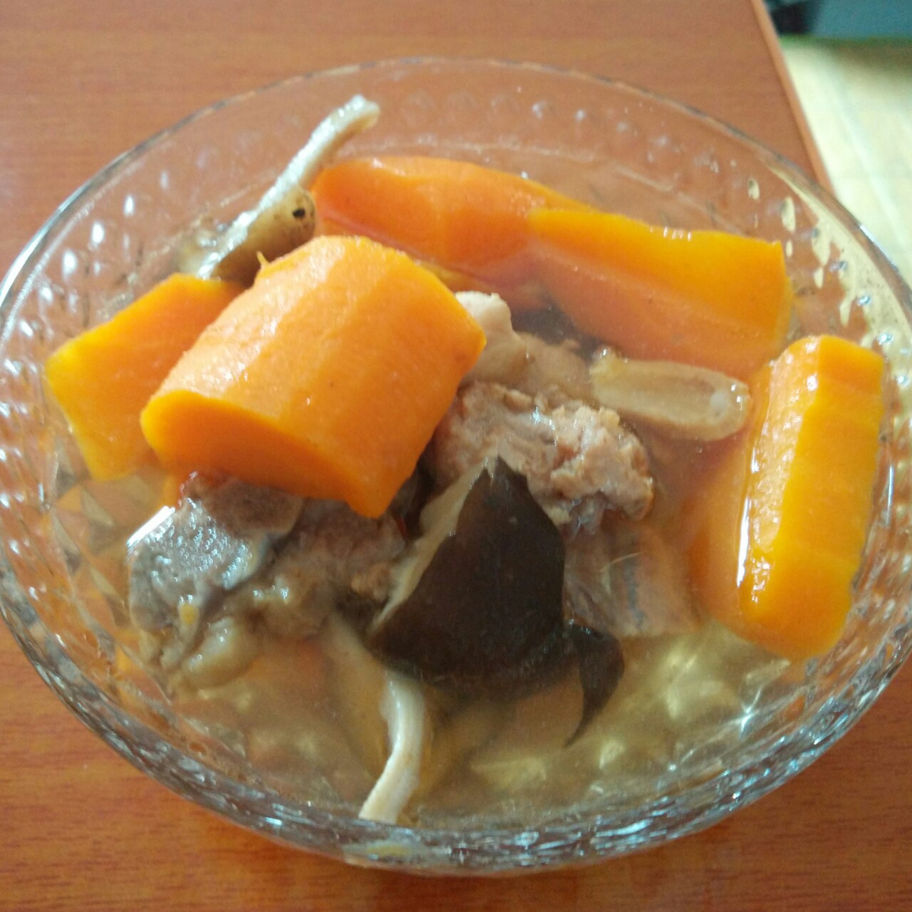 胡萝卜玉米排骨汤