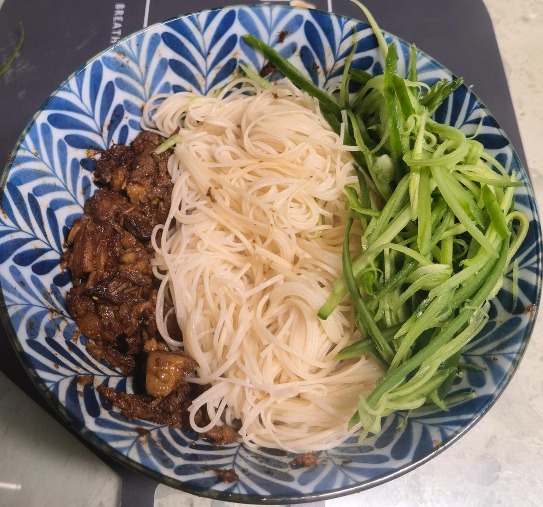 台式卤肉拌面