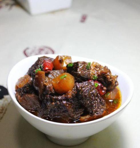 萝卜烧牛腩的做法