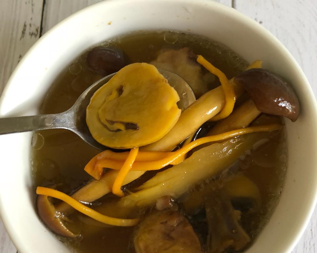 菌类煲牛骨髓的做法