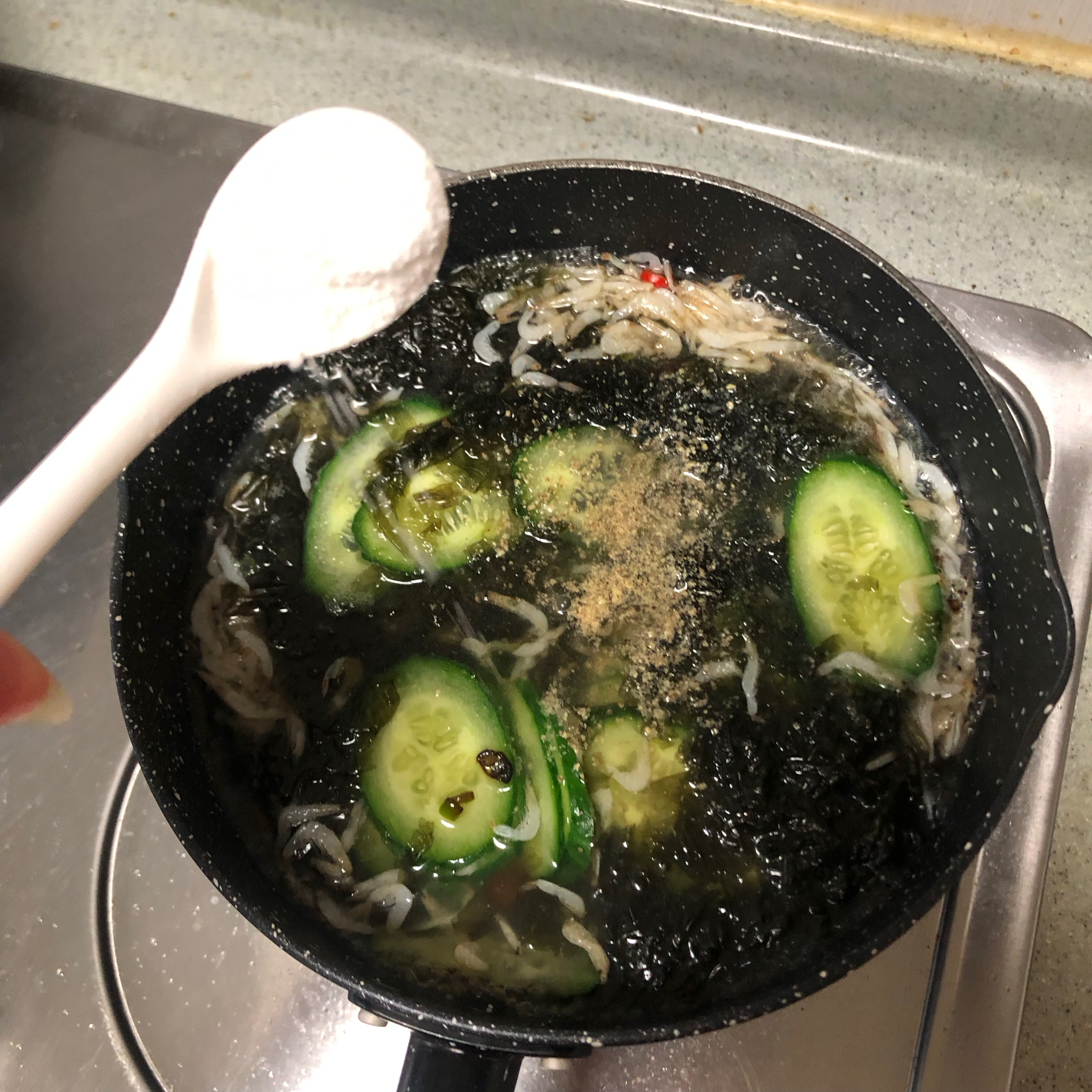 超级简单的减脂汤
虾皮紫菜黄瓜汤的做法 步骤8