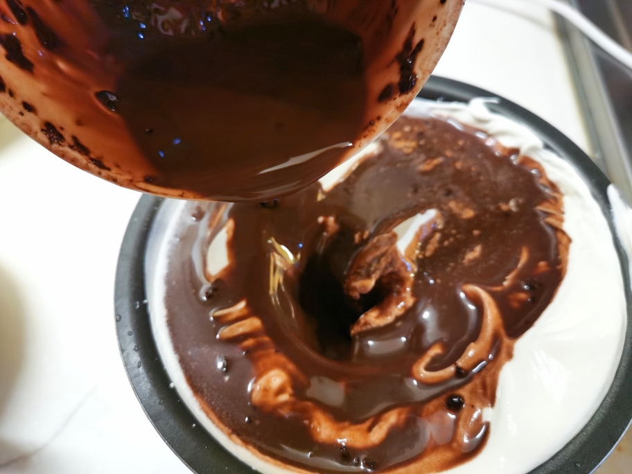 不用烤箱，新手做8寸巧克力慕斯蛋糕的做法 步骤7
