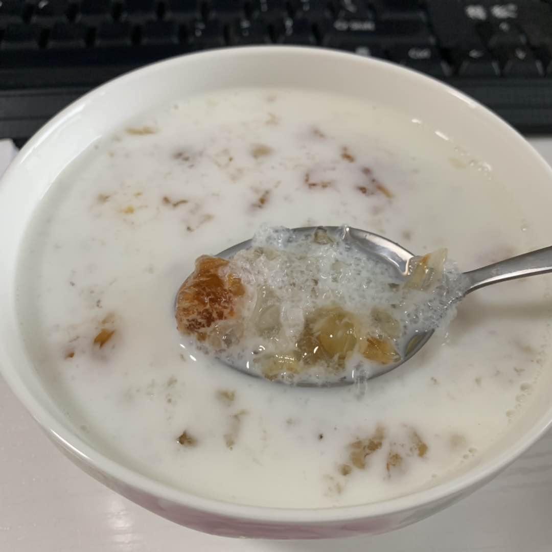 桃胶雪燕皂角米炖牛奶