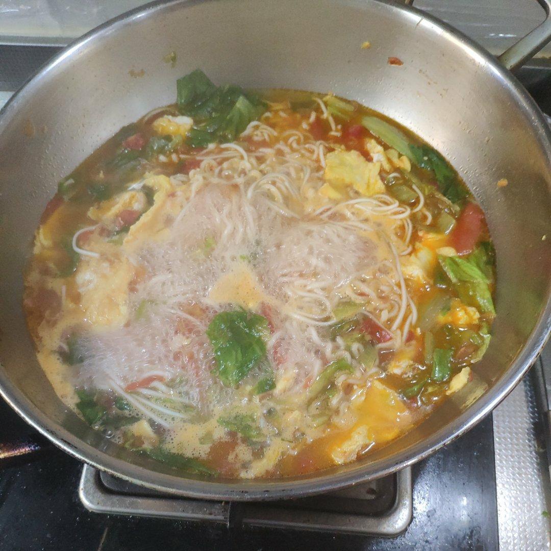 应该是百吃不厌的西红柿鸡蛋生菜面