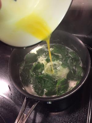 快手无油减脂菠菜蛋花汤的做法 步骤4