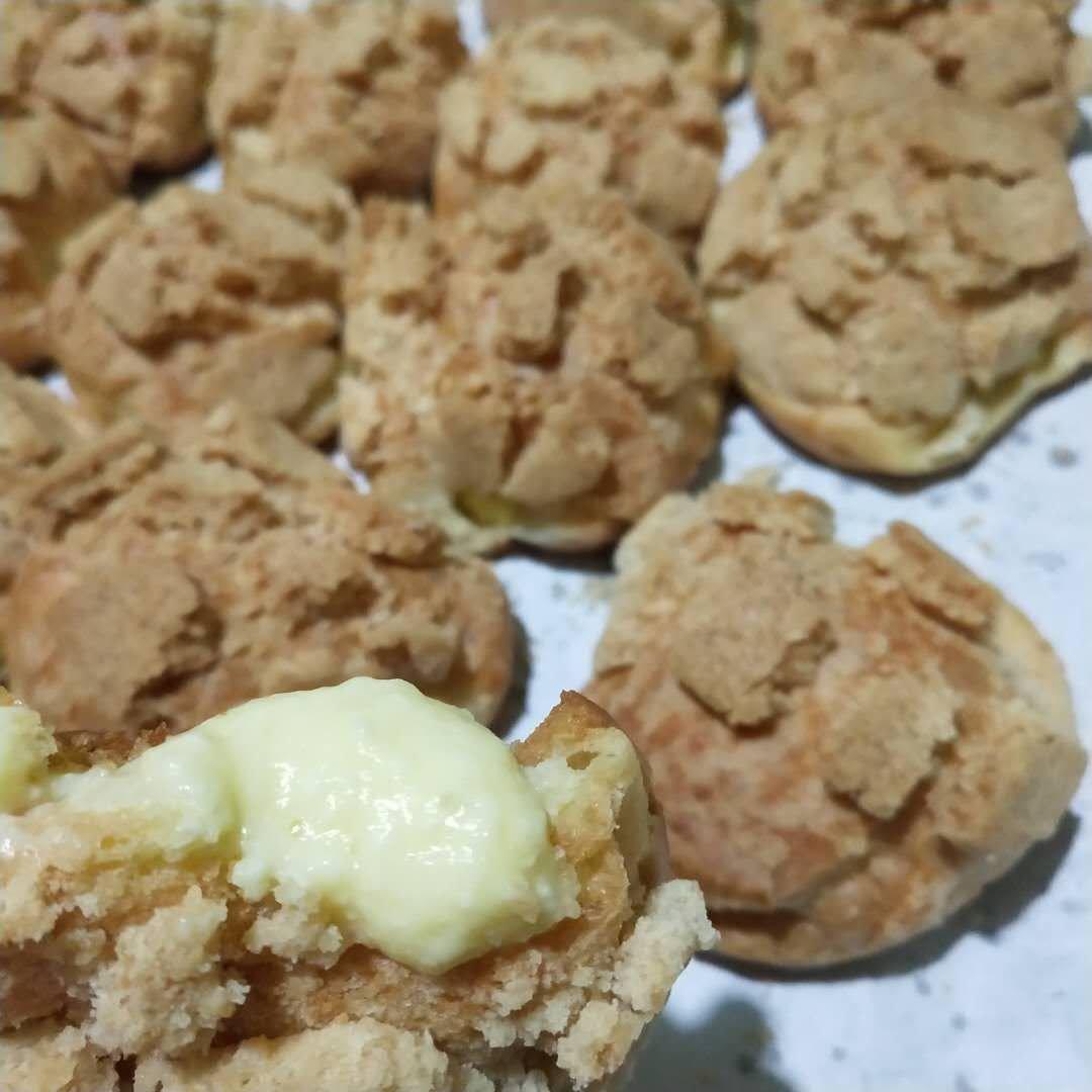 在家就能做的“卡仕达酱脆皮泡芙 ”鸡蛋 面粉 牛奶 油 白糖 烤箱就可以做 三种配方都给你 外面买一个家里可以做一堆