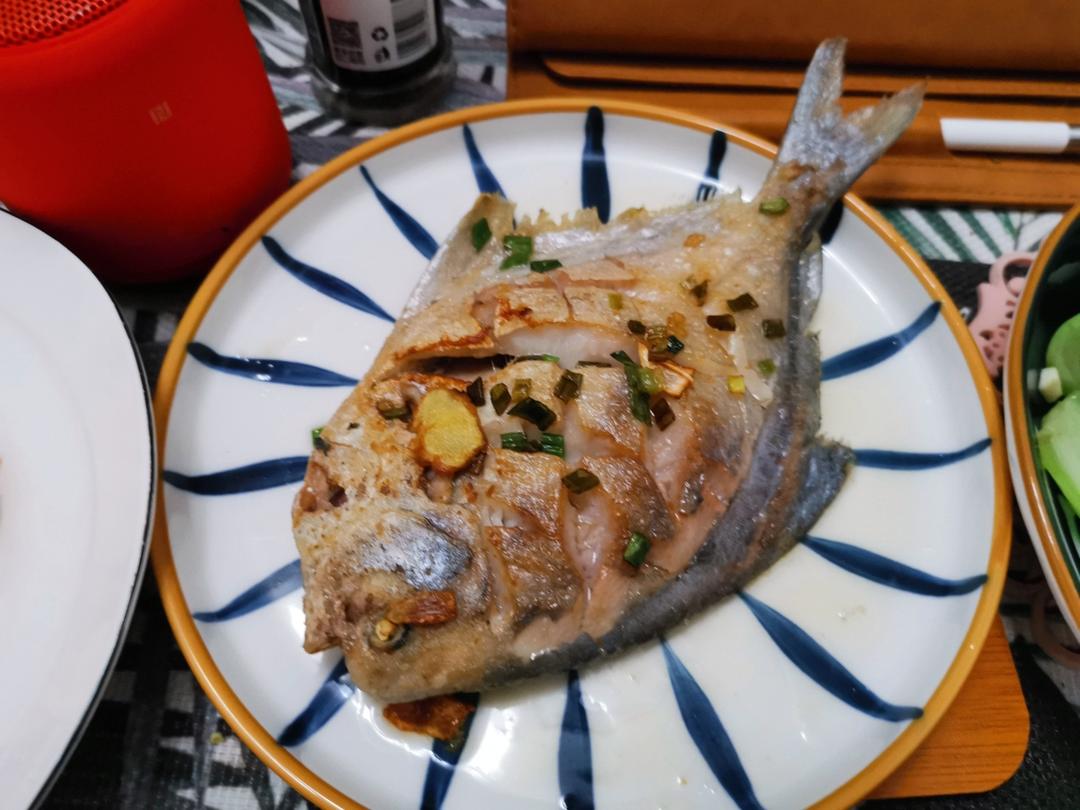 完美版干煎鲳鱼，皮不破、肉不碎、外香里嫩。