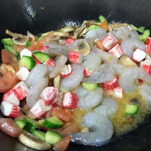 七彩海鲜炒饭的做法 步骤3
