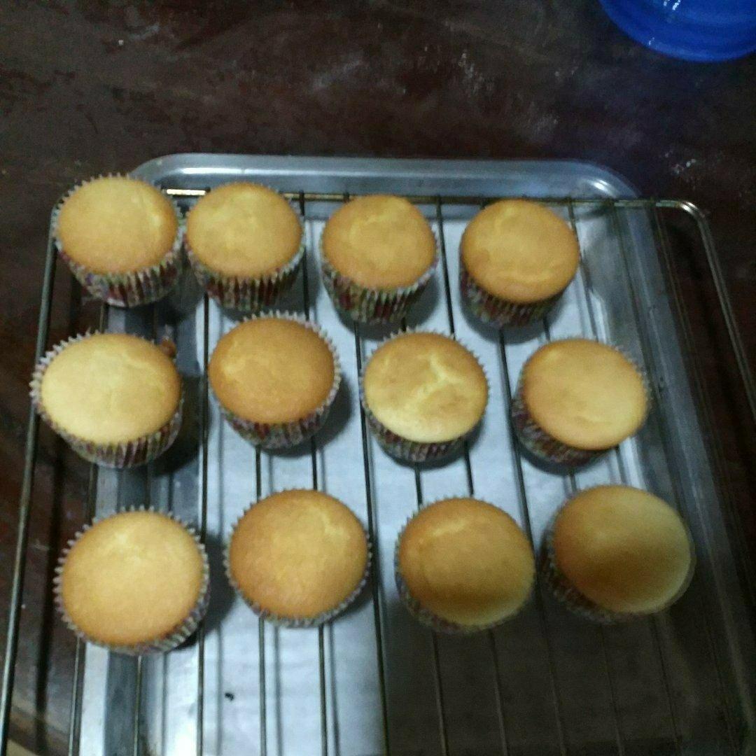 全蛋法打发原味海绵杯子蛋糕