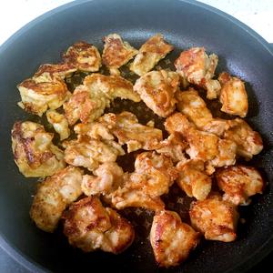 土豆香菇焖鸡肉的做法 步骤2