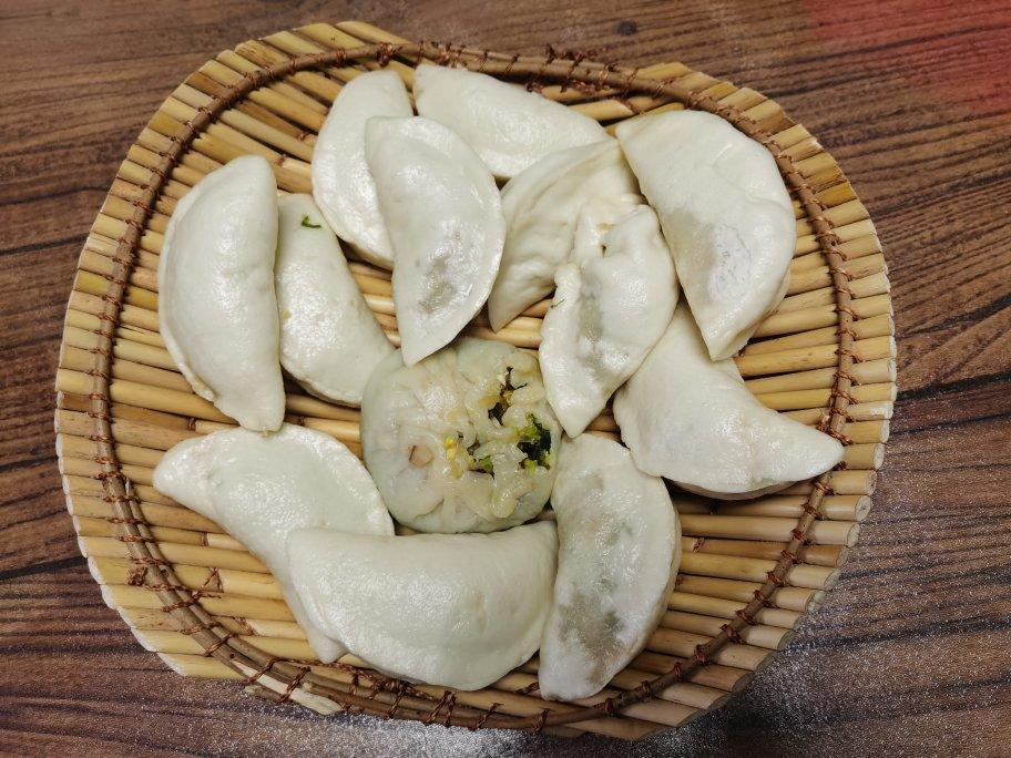 松软的素馅包子