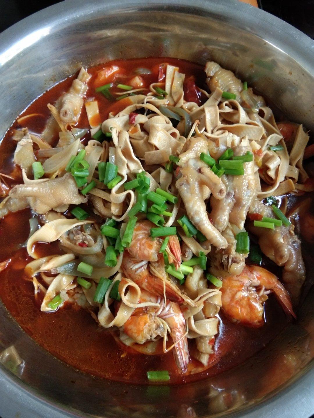 超级软糯入味的香辣明虾鸡爪煲