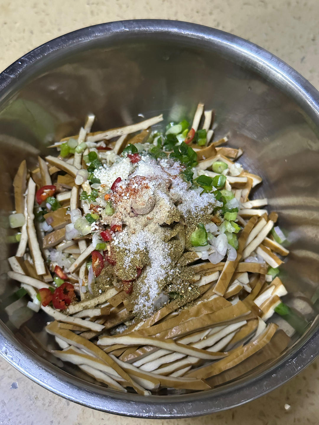 凉拌豆腐干(凉拌菜通用，宝贝儿子“念念不忘”之二,他喜欢的“微微辣”级别)