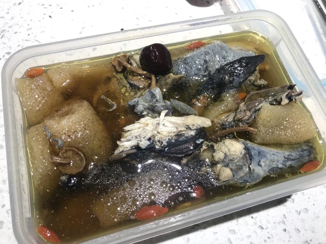 枸杞红枣乌鸡汤