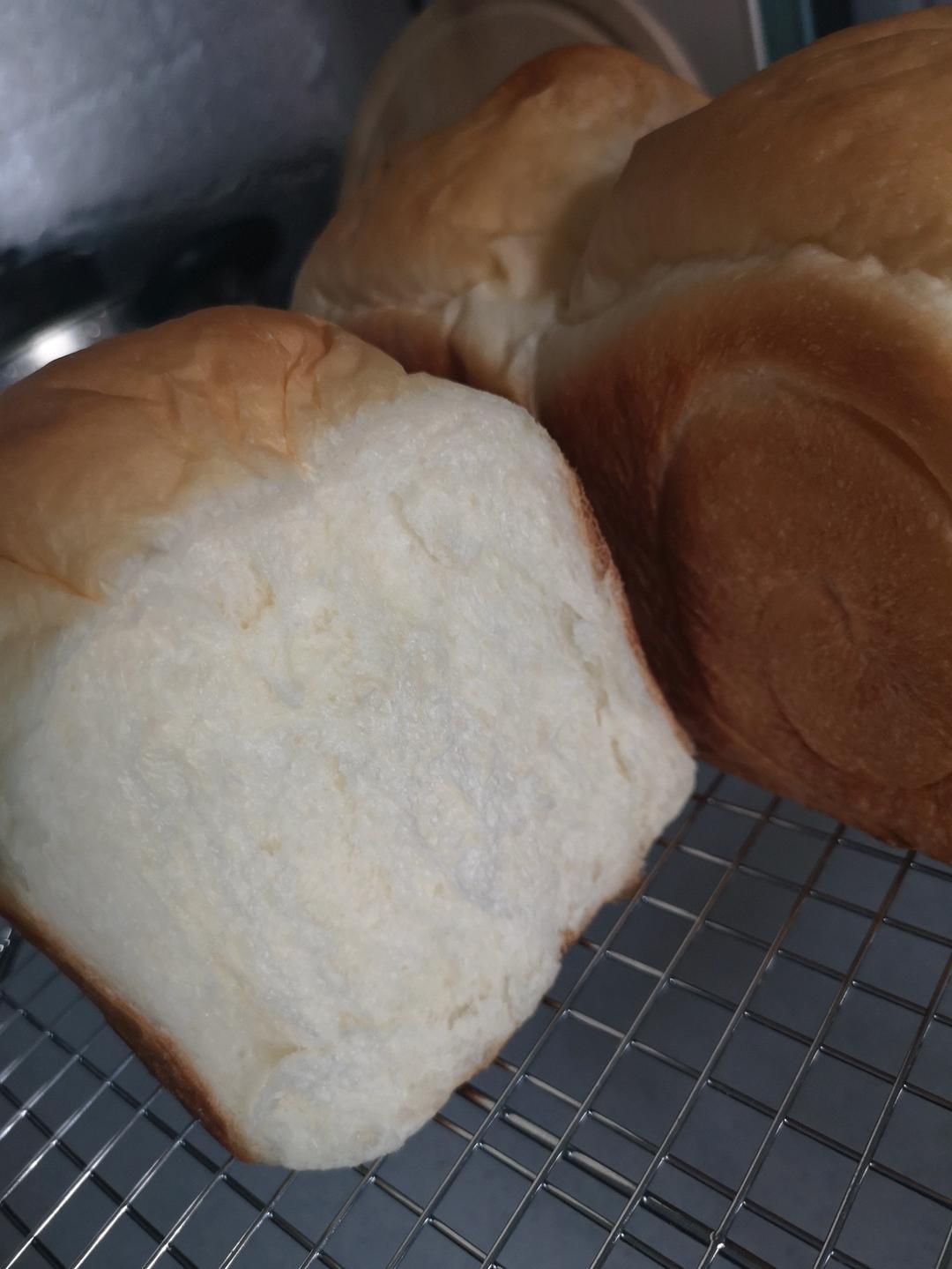 奶呼呼的厚炼乳吐司