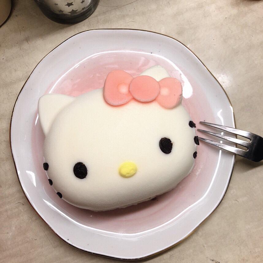 咪呀呀_做的6寸kitty芝士慕斯蛋糕