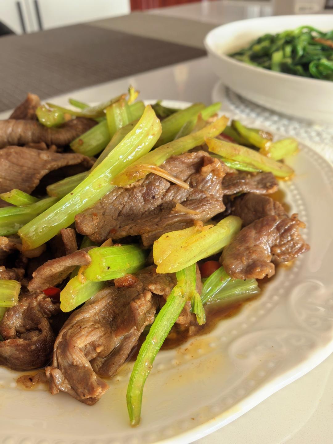下饭神器又来了，试试这道芹菜炒牛肉！！
