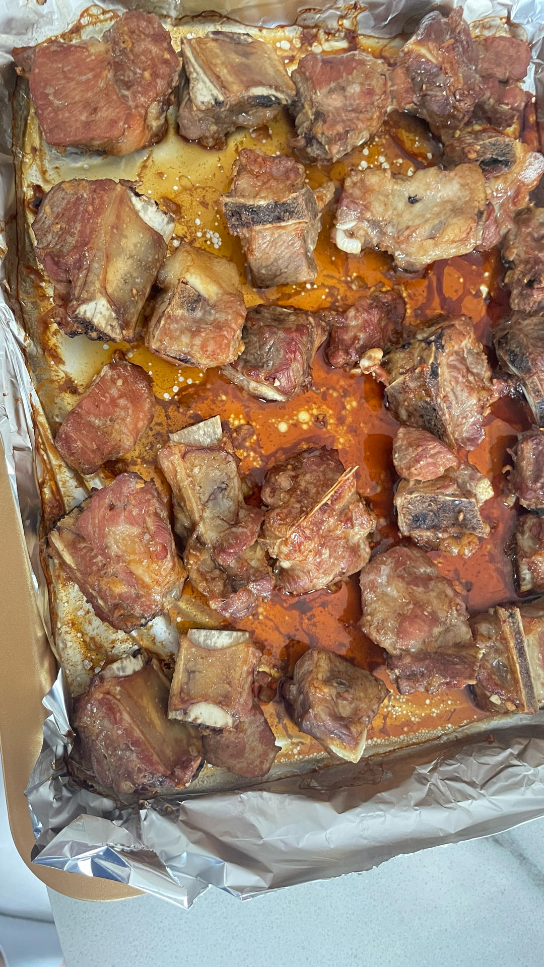 外焦里嫩！好吃到舔手指的蒜香烤排骨