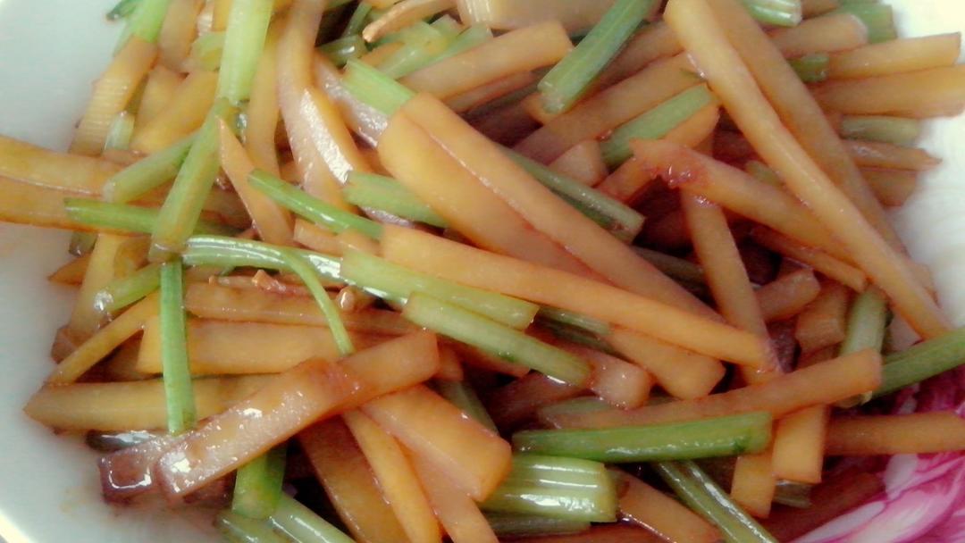 土豆条炒芹菜条的做法
