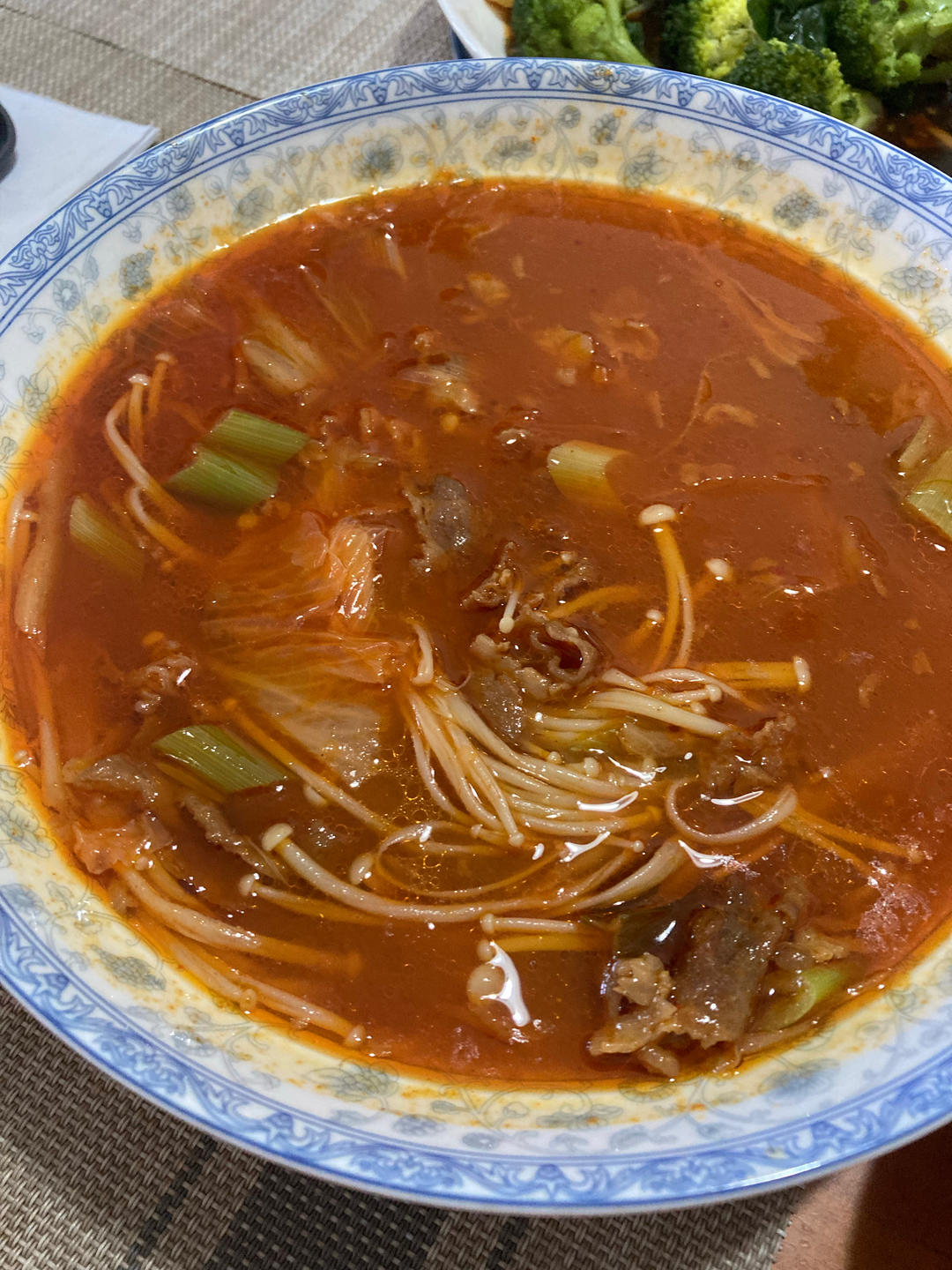金针菇泡菜肥牛汤锅|妈妈再给我一碗