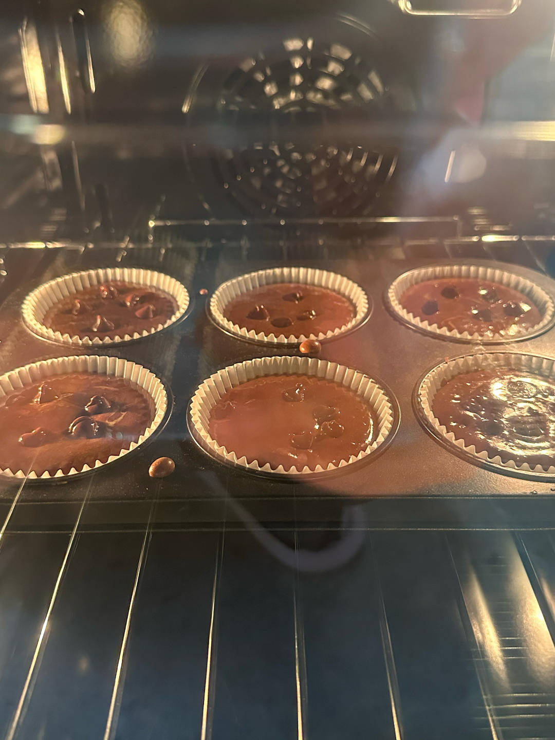 太完美了！超级浓郁松软绵密的巧克力豆小蛋糕，底不凹，顶不塌，操作简单，容易上手，快来试试吧！