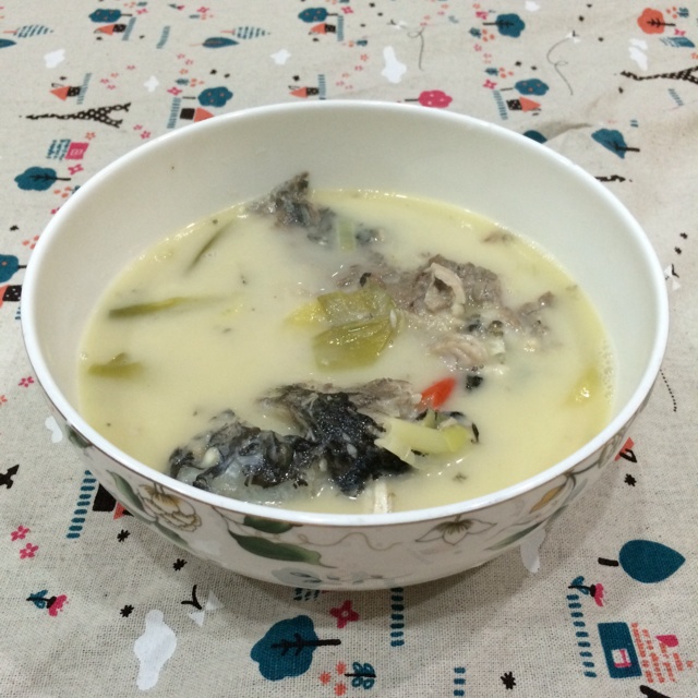 奶白鲫鱼汤（只加葱、姜、白胡椒粉）
