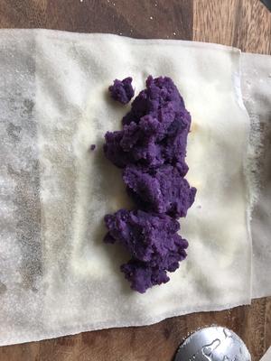 奶香紫薯春卷的做法 步骤4