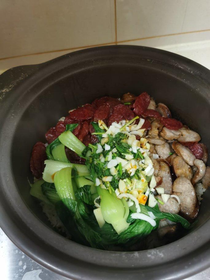 广式腊味煲仔饭