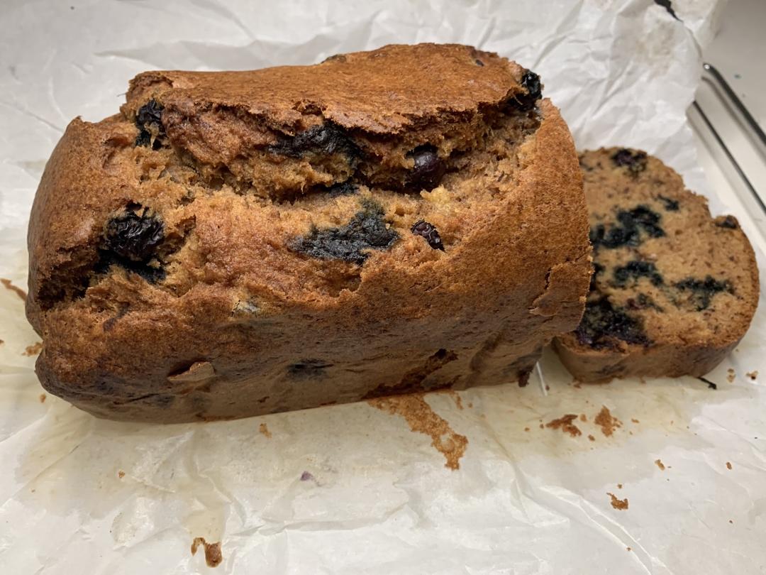 准备祖传的香蕉蓝莓玛芬蛋糕